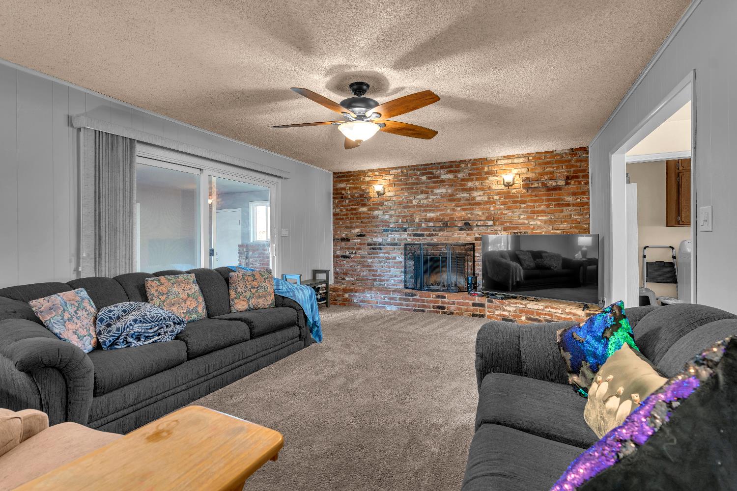 1074 E Sample Ave, Fresno, CA 93710