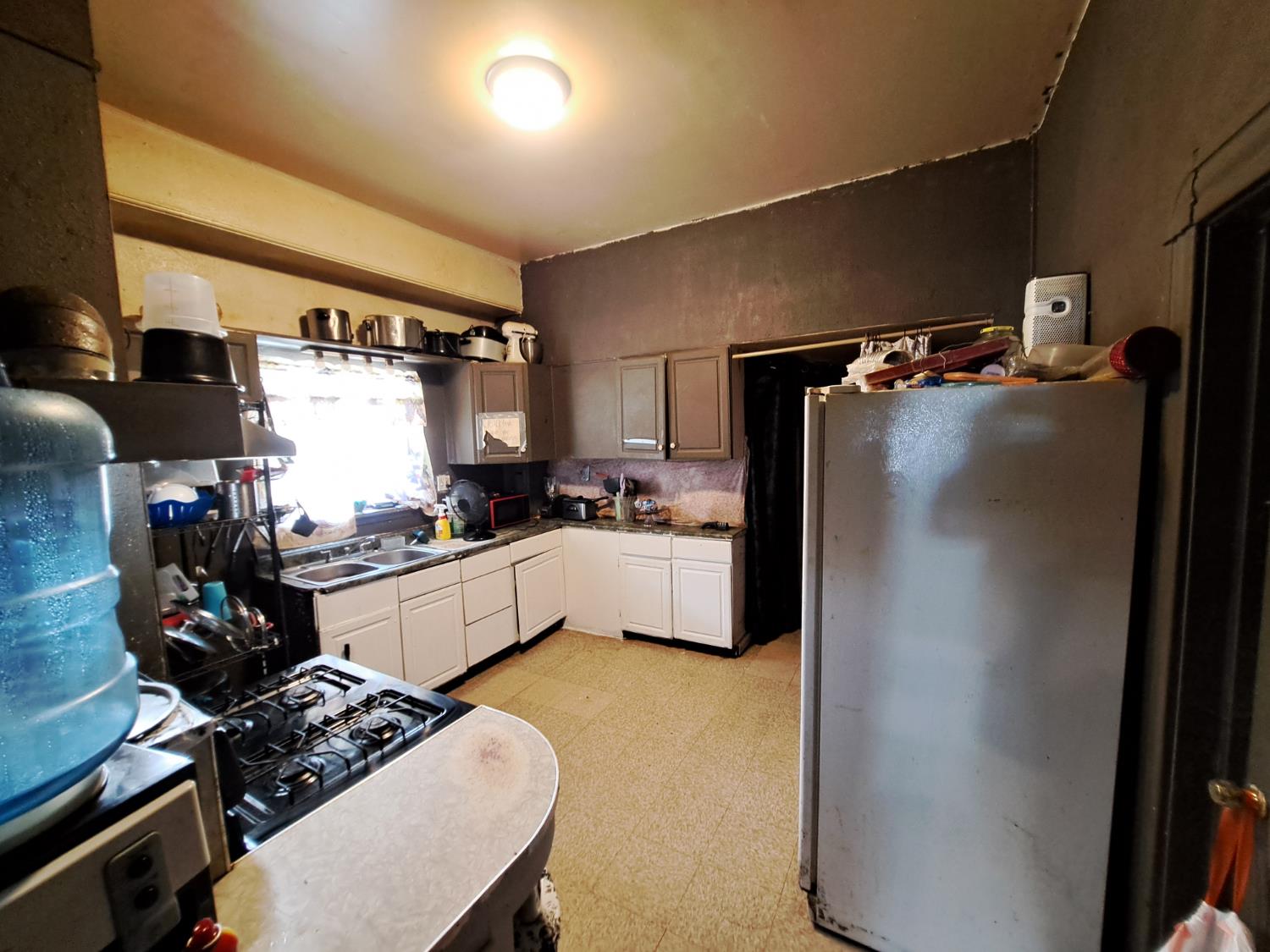 369 N Poplar Ave, Fresno, CA 93701